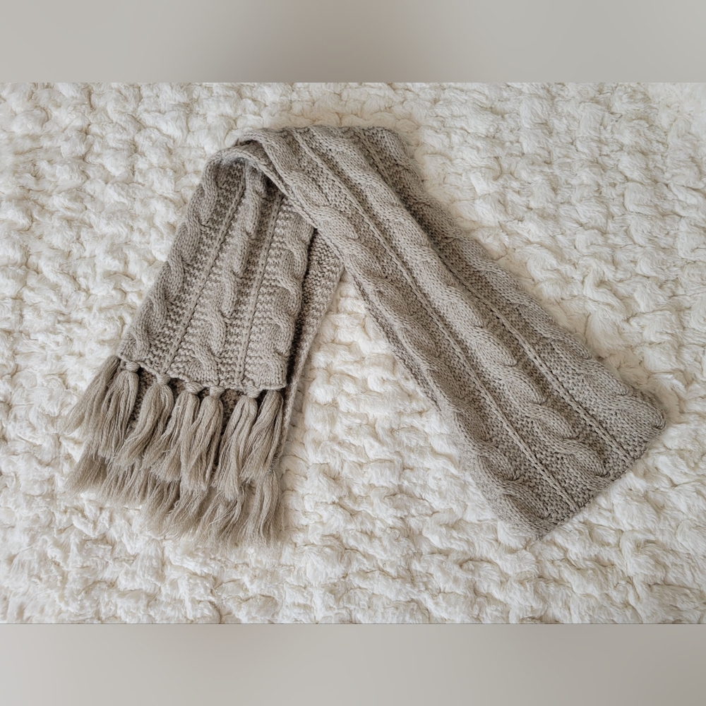 Knit scarf, no brand